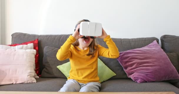 Sechsjähriges Kind Genießt 360 Grad Videos Mit Virtual Reality Brille — Stockvideo