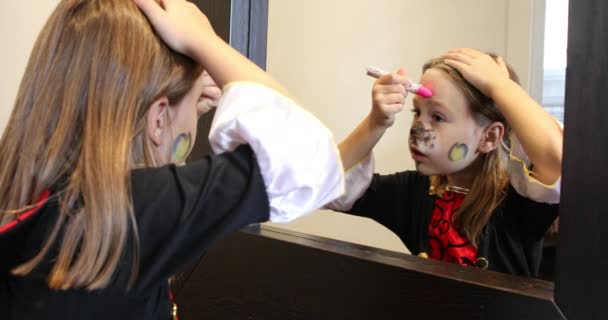 Loira Menina Seis Anos Pintando Coração Rosa Testa Preparando Para — Vídeo de Stock