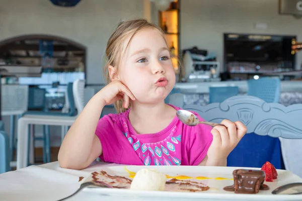 Bonito Menina Loira Quatro Anos Comendo Com Colher Sobremesa Doce — Fotografia de Stock