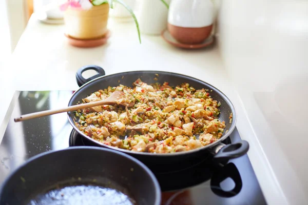 Poêle Paella Avec Poulet Légumes Riz Cuillère Bois Cuisine Maison — Photo