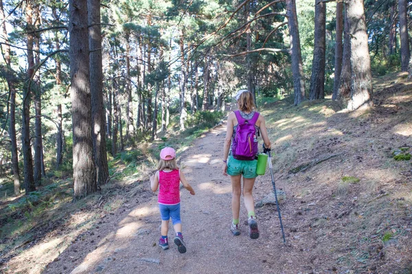 Bakom Bergsbestigarfamiljen Kvinna Och Hennes Dotter Femårig Flicka Med Vandringsstavar — Stockfoto