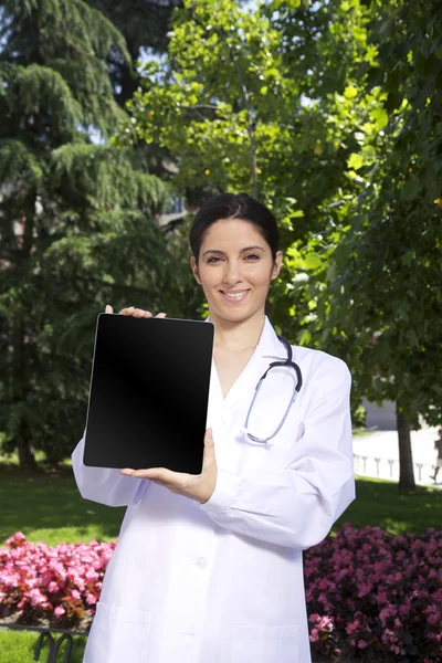 Doktor kvinna visar Tablet PC-skärmen — Stockfoto