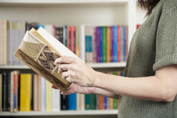 Reading book at library — Stockfoto