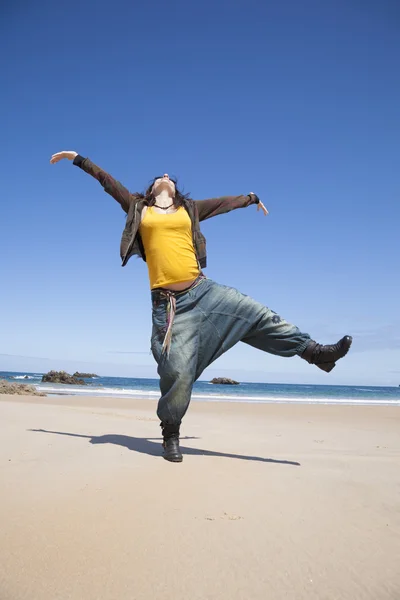 Zwangere vrouw dansen op strand — Stockfoto