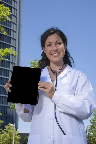 Läkare kvinnliga visar skärmen — Stockfoto