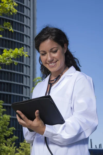 医生女性阅读平板电脑 — 图库照片