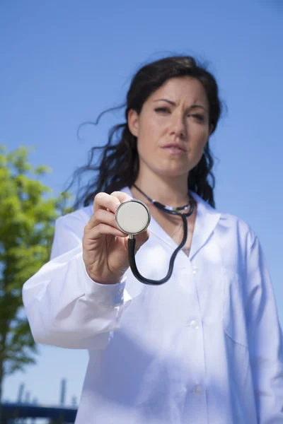 Doktor kvinna visar stetoskop — Stockfoto