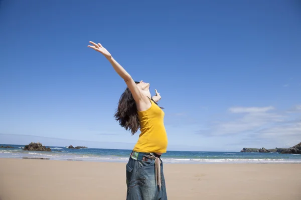 Happy pregnant woman at beach — Stock Photo, Image