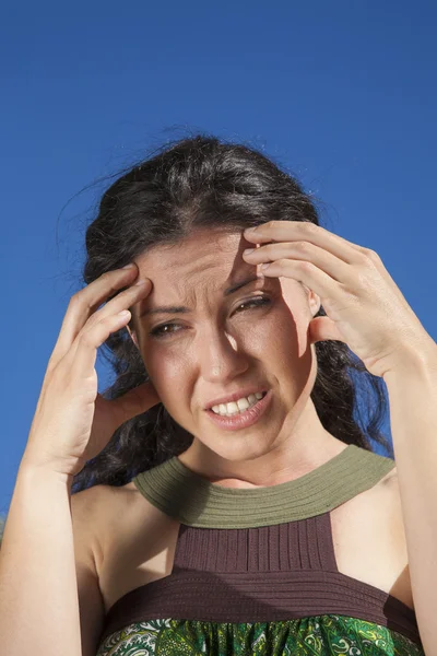 Frau mit Kopfschmerzen — Stockfoto