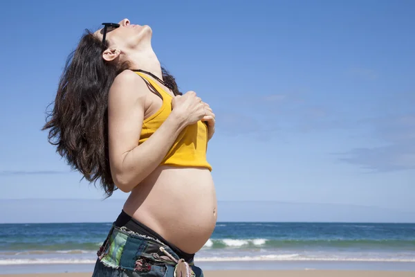 Kobieta w ciąży brzuch wyświetlone — Zdjęcie stockowe