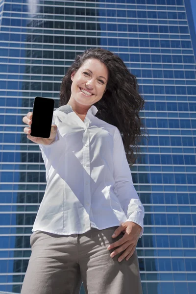 Camisa blanca mujer de negocios mostrando pantalla móvil — Foto de Stock