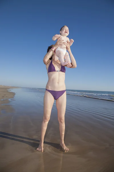 Beata bambina che vola tra le braccia della madre — Foto Stock