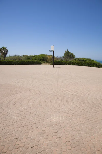 Solitario campo da basket in strada — Foto Stock