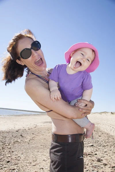 Mamma och baby sticker ut tungan — Stockfoto