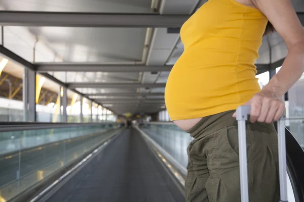 Havaalanı salonu içinde hamile karın — Stok fotoğraf