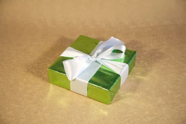 Briljante groene geschenkdoos — Stockfoto