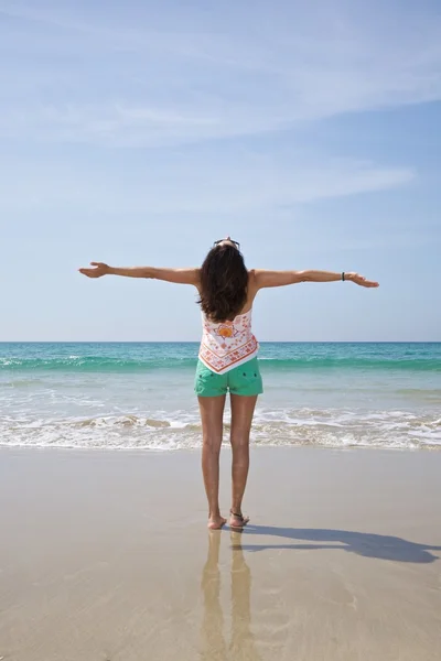 Feliz mujer saludo cielo — Foto de Stock