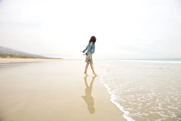 Jeans chaqueta mujer tocando mar — Foto de Stock