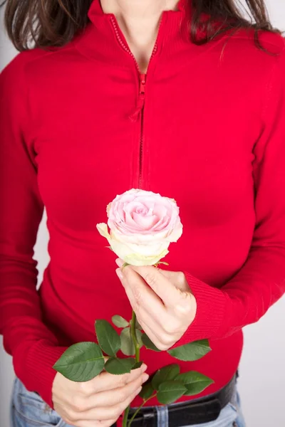 Rote Frau Pullover mit rosa Blume — Stockfoto