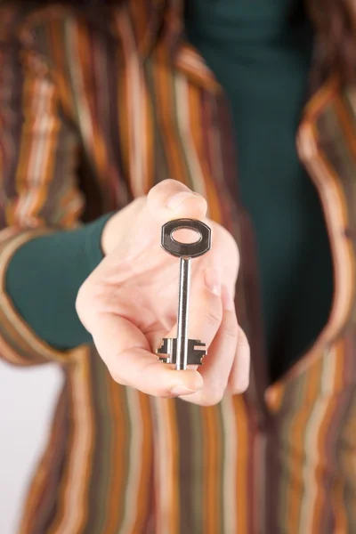 Llave retro en dedos de mujer — Foto de Stock