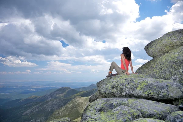 Mujer buscando paisaje nublado —  Fotos de Stock