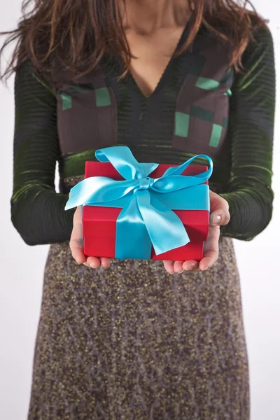 Женщина с красной коробкой подарков — стоковое фото