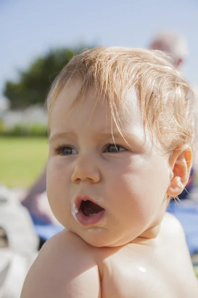 Baby öppen mun med Mos i läppar — Stockfoto