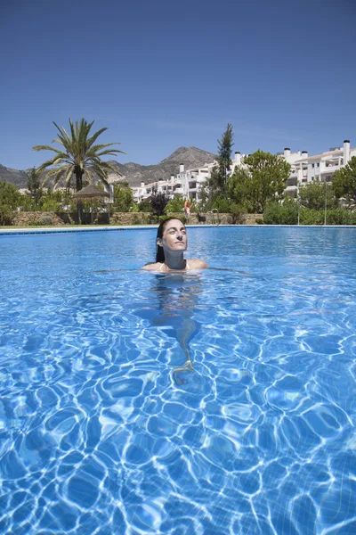 Woman face smiling in pool — Stock Photo, Image