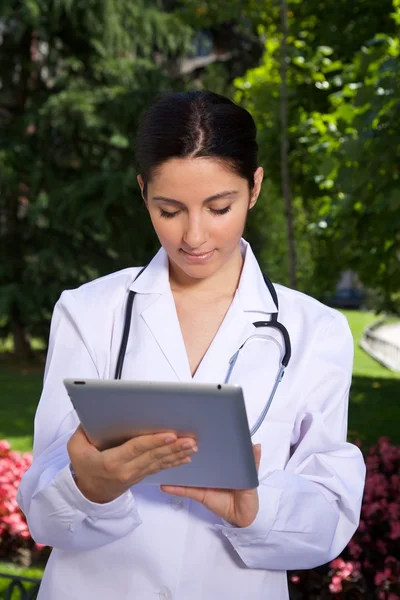 Doktor genç kadın tablet ile — Stok fotoğraf