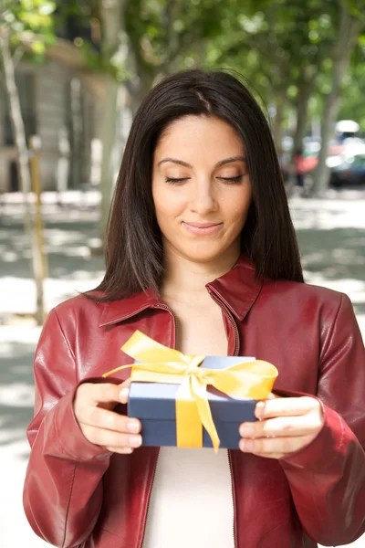 带礼品盒的快乐女人 — 图库照片