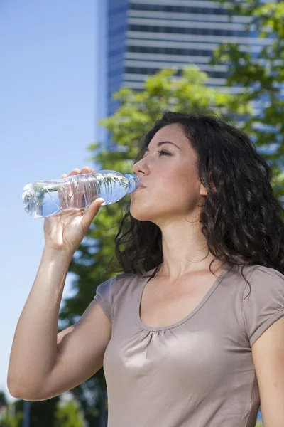 Urban woman drinking water — Stock Photo, Image