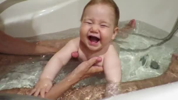 Baby med ett bad med mamma — Stockvideo