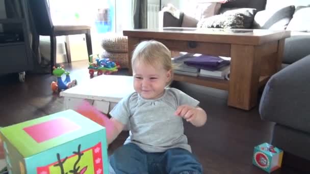 Младенец играет со смехом — стоковое видео