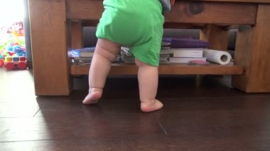 Ayakta bebek sırt legs