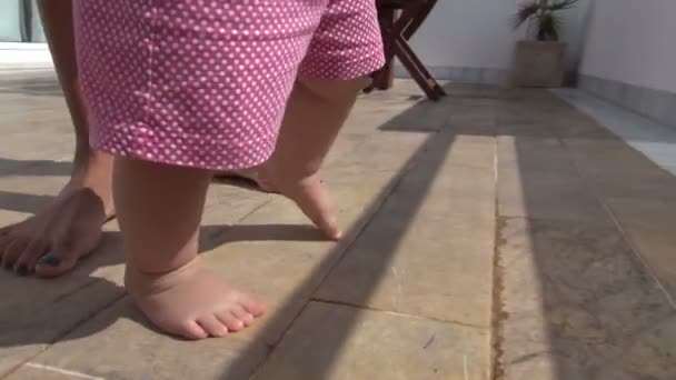 Baby met polka dot korte broek lopen — Stockvideo