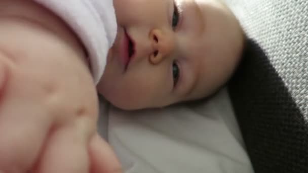 Petit visage de bébé regardant la caméra — Video