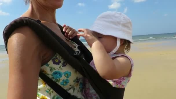 Madre llevando al bebé en mochila — Vídeos de Stock