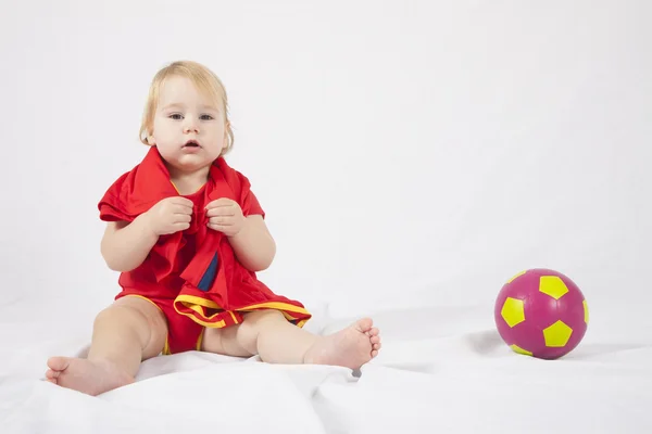 Röd fan baby med fotboll — Stockfoto