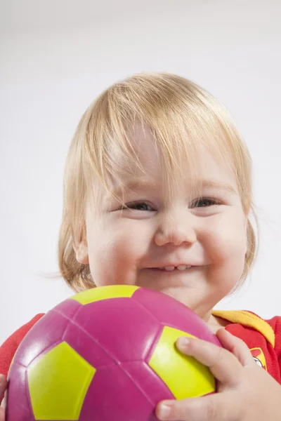 Futbol topu ile gülümseyen bebek — Stok fotoğraf
