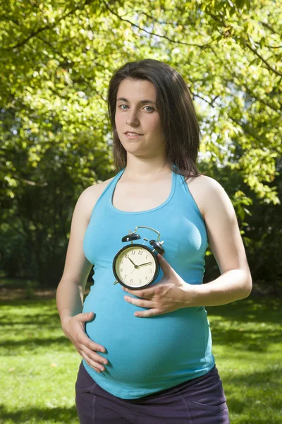 Chemise bleue enceinte avec horloge — Photo