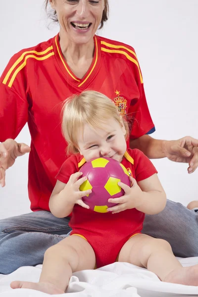 Precioso bebé y madre español fútbol fans — Foto de Stock
