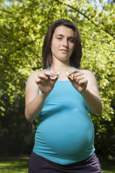 Cigarrillo de descanso embarazada —  Fotos de Stock
