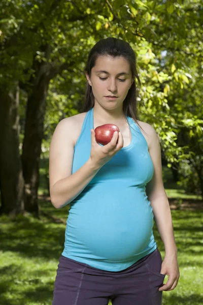 Gravid med äpple — Stockfoto
