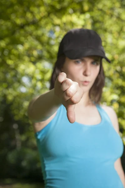 Polegar para baixo jovem mulher — Fotografia de Stock