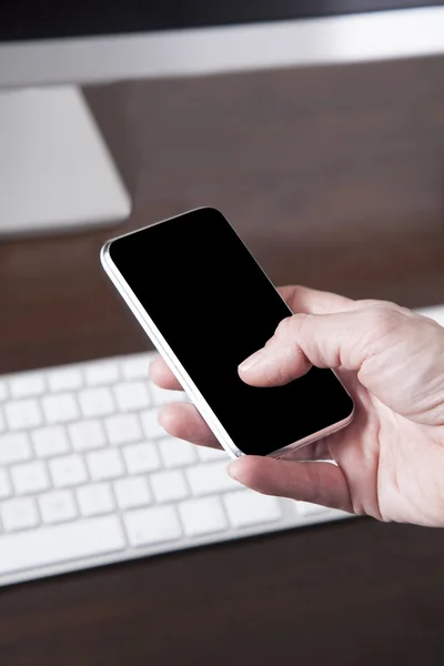 Smartphone tela em branco sobre o computador — Fotografia de Stock