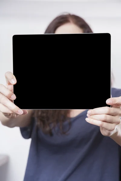 Mulher camisa azul mostrando tablet tela — Fotografia de Stock