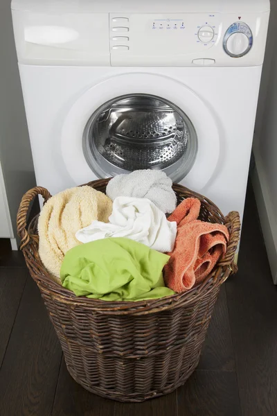 Kleding in wasmand — Stockfoto