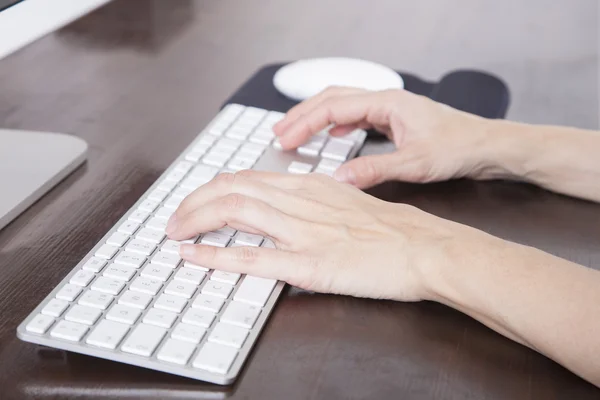 Typing on computer keyboard — Stock Photo, Image