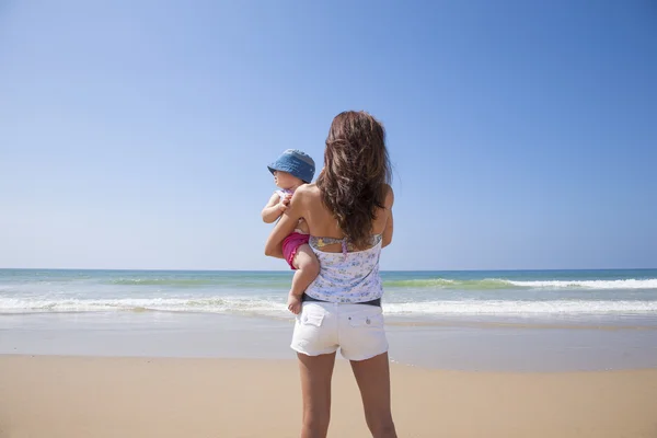 Baby i mamma armar ser sidan — Stockfoto