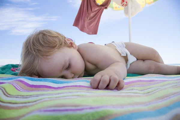 ビーチ タオルで眠っている赤ちゃん — ストック写真